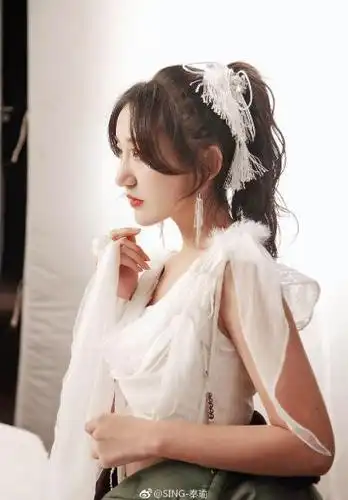 sing秦瑜西域荒漠画风写真照爆出感觉不输柳岩