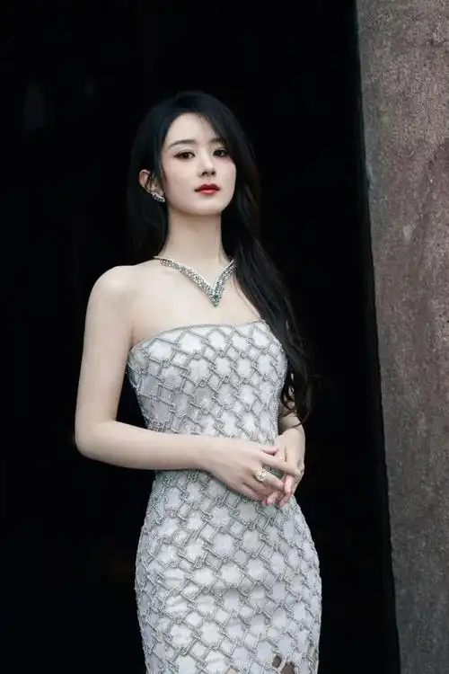 赵丽颖镂空长裙秀曼妙身姿渐变礼服宛似公主肤白貌美惹人爱