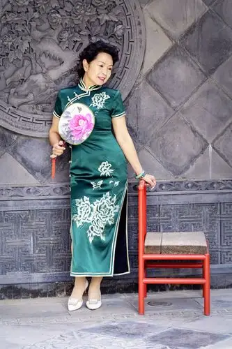 【四姐妹秀旗袍】,摄影.编辑:淇淇姥爷,出镜模特:婵姹.辣妈.榕儿.