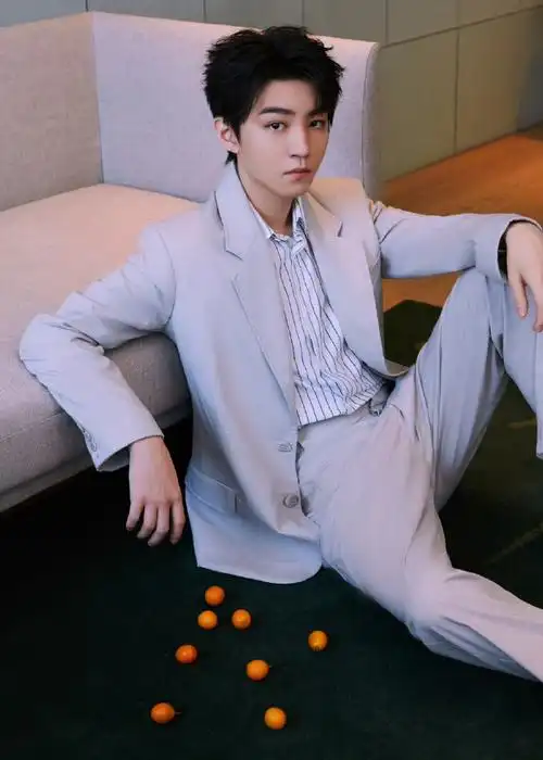 王源p图技术##王源把王俊凯旁边的橘子p成了24