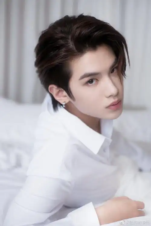 黄明昊白衬衫四宫格随拍