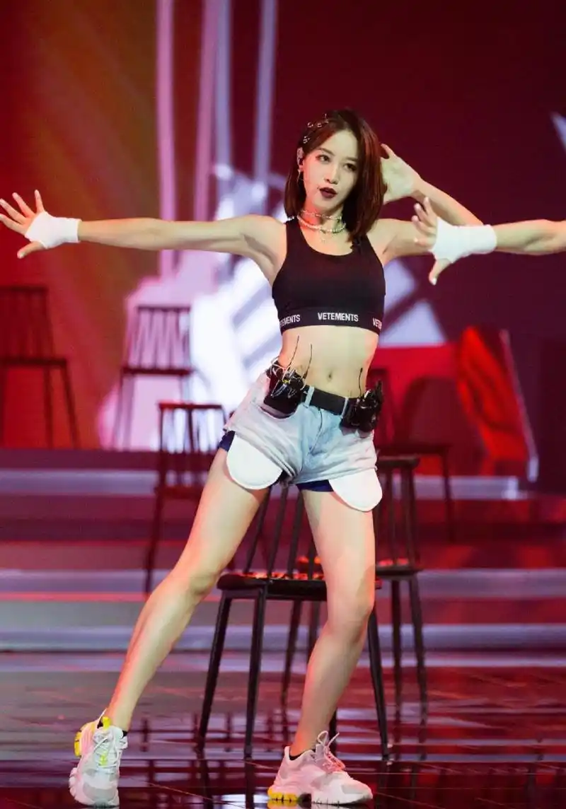 蓝盈莹舞台上真放得开,牛仔裤短到能露出口袋,配运动内衣太迷人