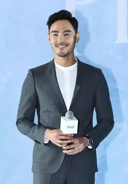 留络腮胡的阮经天,小鲜肉瞬间变大叔了,网友;男人味十足