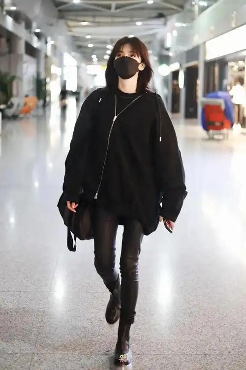 江疏影剪了新齐肩发型洋气10倍穿卫衣皮裤走机场时髦减龄