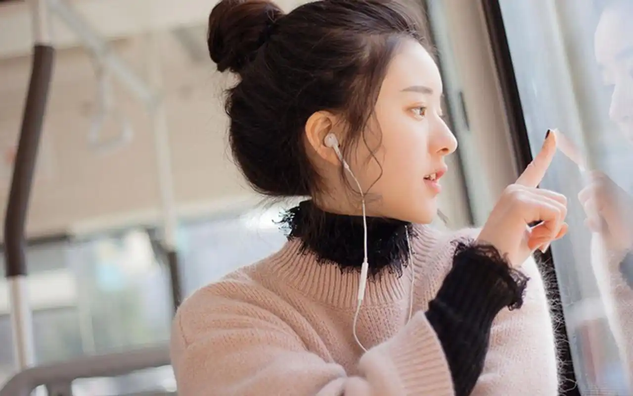 可爱丸子头少女户外清纯写真高清壁纸-美女壁纸-手机壁纸下载-美桌网