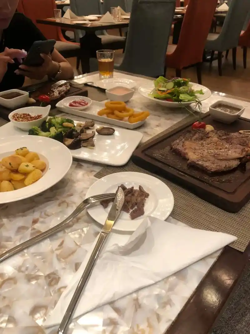 第一次来星级酒店吃饭 慌的一逼 到了门口也不知道到底是该迈左 - 抖