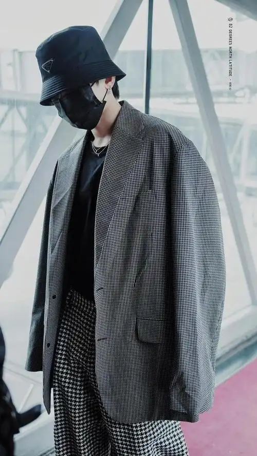 组图:大佬出街!蔡徐坤身披西装气场强黑白格搭配有层次感