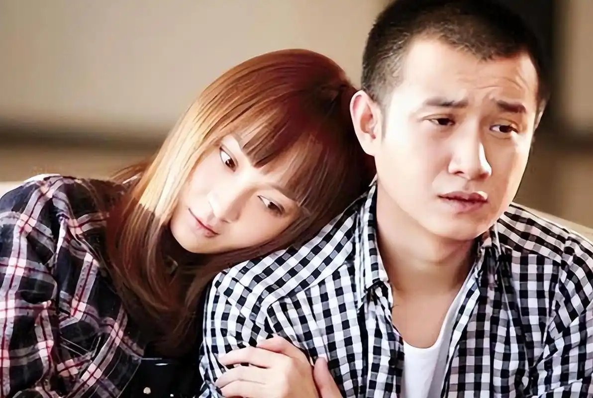 在文章风波事件后,马伊琍并没有立马离婚,表示婚姻不易,且行且珍惜.