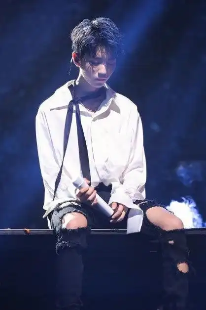 王俊凯首次挑战蓝色发型,你到定要怎么样啊!还嫌螃蟹不够爱你么?