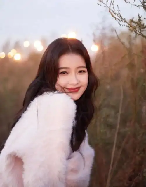 孙怡身穿粉色毛绒外套,给人一种青春的少女感,笑起来迷人又好看插图1