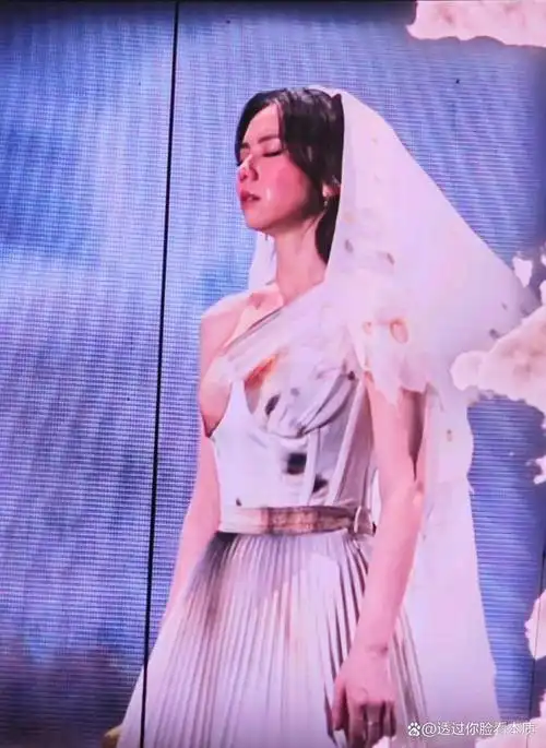 邓紫棋婚纱走光一度引发热议