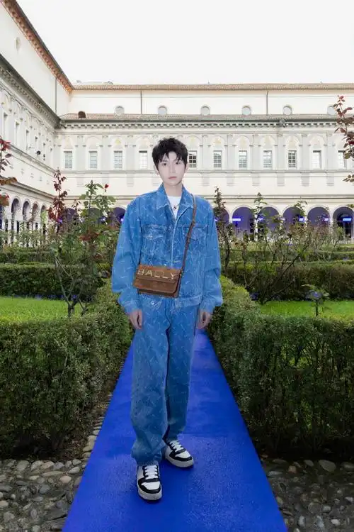 王源米兰看秀图