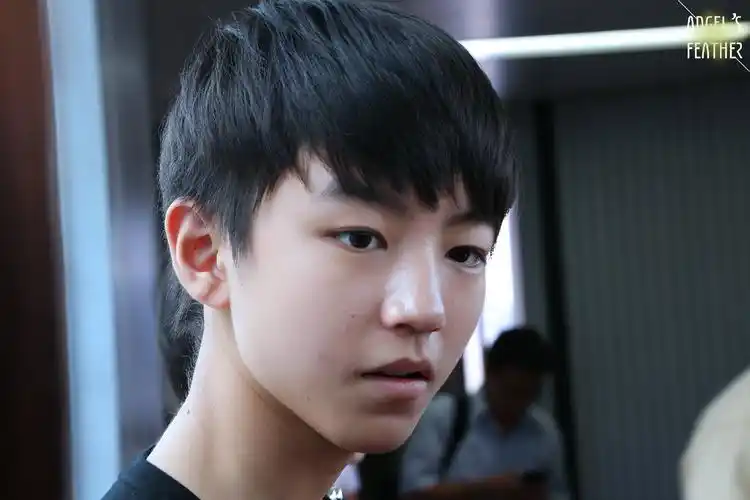 王俊凯 tfboys tfboys王俊凯 140620江北机场--首都机场 cr:logo