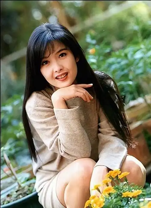 那一年,周慧敏才19岁从这开始,周慧敏算是正式进入了娱乐圈,风靡一个