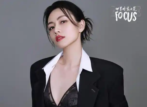 备受瞩目的选手刘惜君因其卓越的演唱实力和独特的个人风格赢得了众多