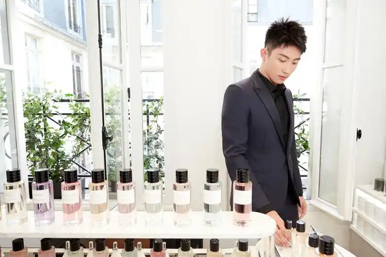 20180623 黄景瑜赴巴黎参加dior迪奥2019夏季男装系列发布秀