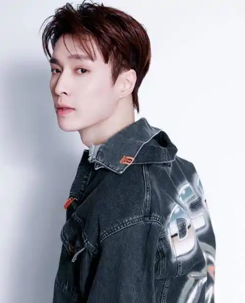 张艺兴染了新发色!