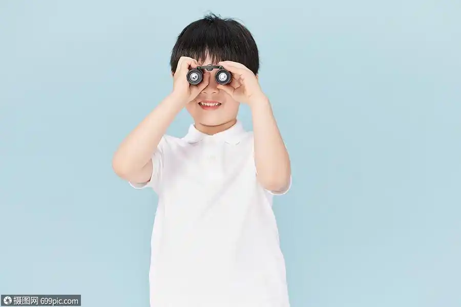 小男孩用望远镜探索远处儿童节黄种人