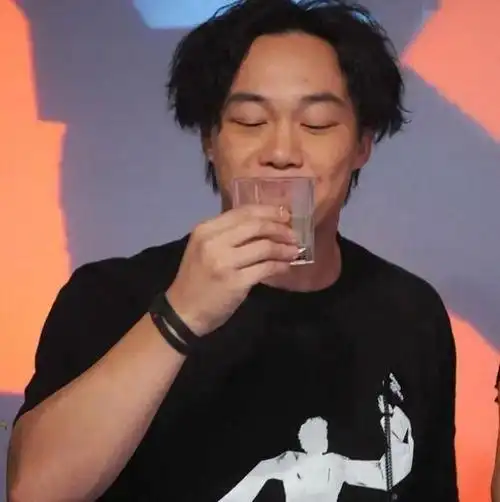 近日,华语乐坛的代表性歌手陈奕迅再次成为媒体和粉丝的关注焦点,但这