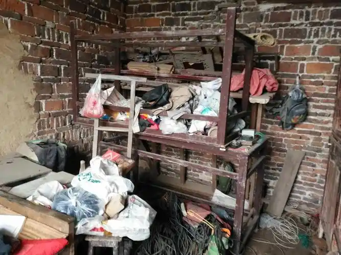 这个家挺极其困难,破旧的土砖房,一贫如洗,屋里没有一件像样的家具.