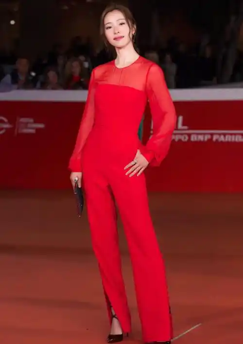 女明星们的高跟鞋美照,谁的最美?_尖头_黑色_凉鞋