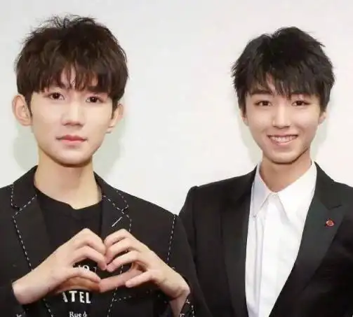 王俊凯陪王源工作小凯深夜晒照证明一切凯源cp光明正大撒糖