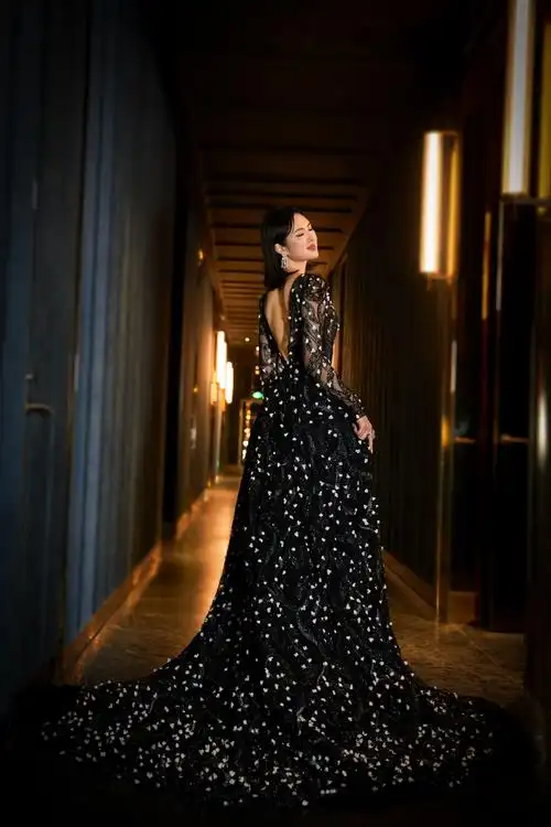 姚安娜穿大牌礼裙出席晚会!涂红唇露美背,却坐角落沦为背景板