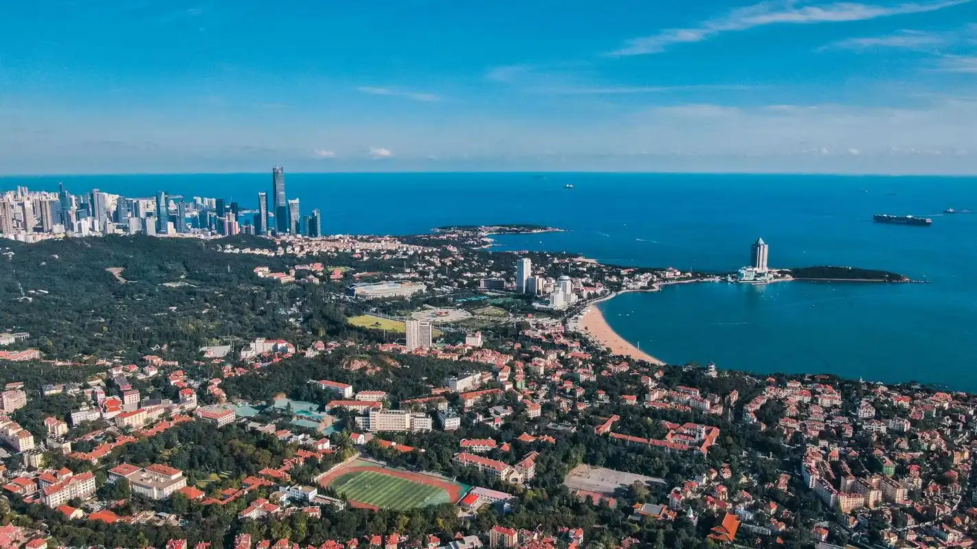 金秋十月,青岛迎来晴朗好天气,摄影师唐婕用无人机航拍了老城区及前海