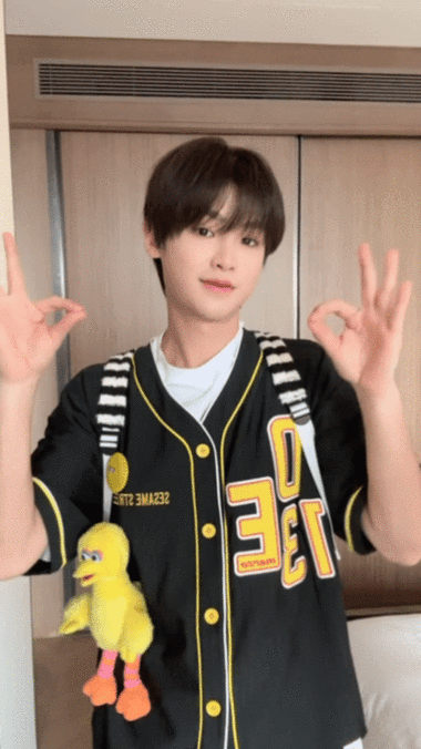 黄明昊可爱手势舞##不管几岁快乐万岁