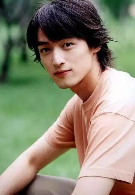 年轻时的胡歌帅气十足,网友:好像一个邻家大哥哥