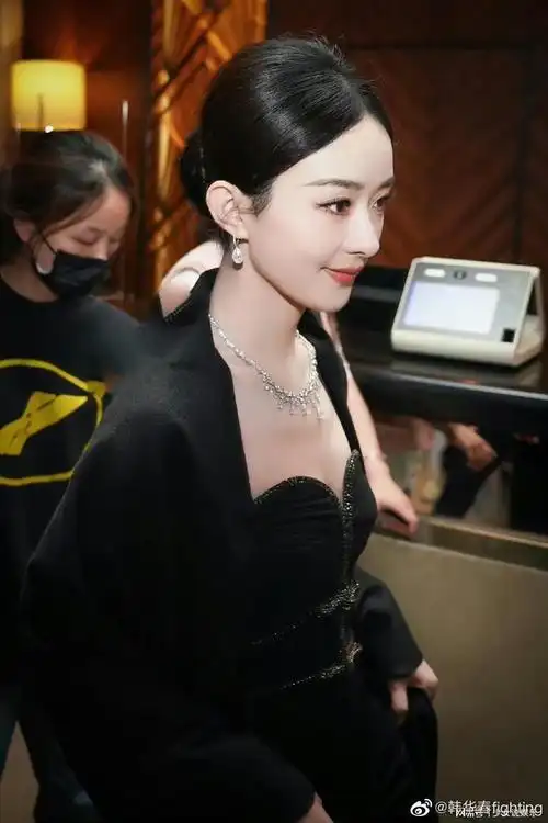 赵丽颖身穿黑色抹胸裙亮相白玉兰提名酒会,生图状态颜值依然抗打|女