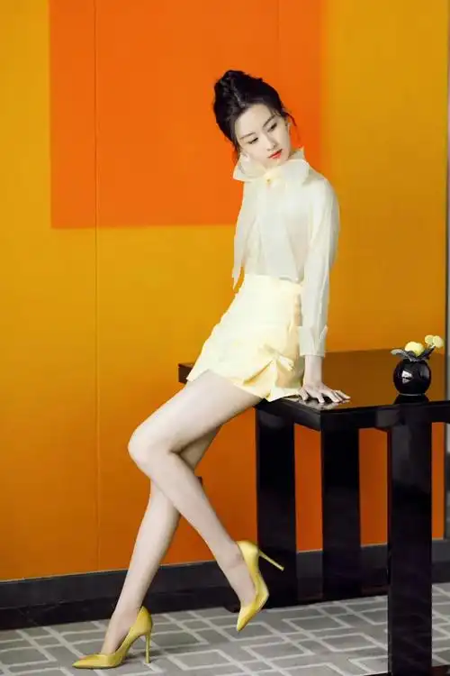 南航校花陈都灵美腿大赏小短裙花短袜的她超可爱