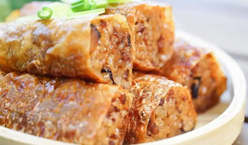 一口咬下,香脆与软糯的完美邂逅——脆皮糯米卷