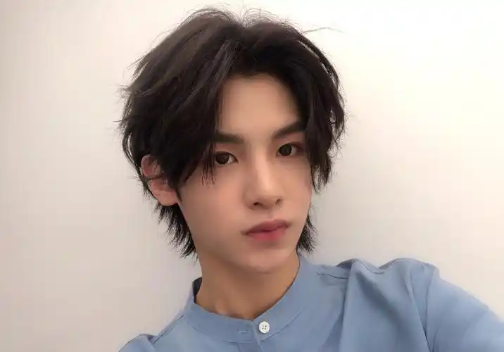 分享一组黄明昊图片给大家,图中的明星图片壁纸会点缀你的电脑桌面