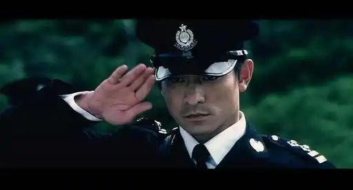 《无间道》有两个结局,港版是刘建明出电梯后表明自己的警察身份,继续