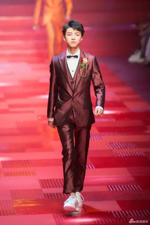 18岁王俊凯t台首次走秀酒红色西装气势十足