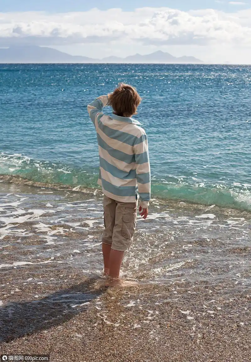 照片 外国人像 男孩看着大海.jpg
