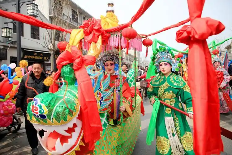 河南道口火神庙会举行社火表演展现民俗文化