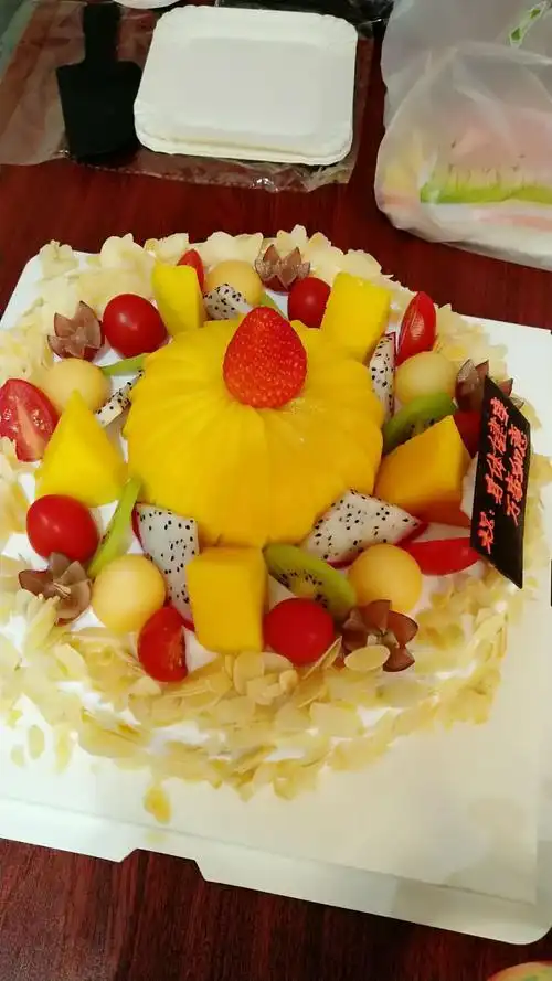 李蕊带来了生日蛋糕,冯丽萍带来红酒和饮料,华姐带来了水果.