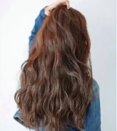 女生中长发浪漫卷发发型设计,把发顶上的头发梳成有着几分温柔曲线的