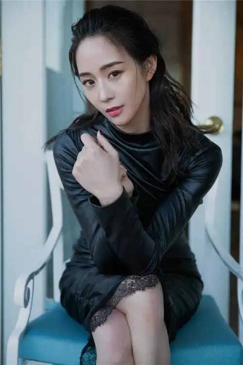 张钧甯诠释极简风 优雅不失率性展双面魅力