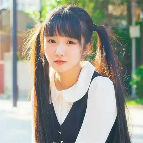 如果说前额头发没有自然卷的话可以留个平齐的刘海或是弧形的刘海,最