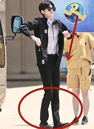 只见蔡徐坤的鞋子已经掉了一半,亮出半个脚后跟,看起来十分滑稽.