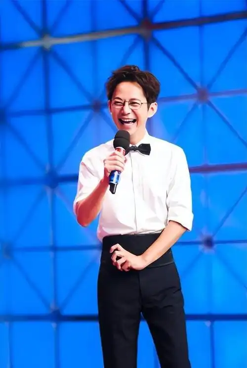 一场生日娱乐圈的人走茶凉在49岁的何炅身上体现得淋漓尽致