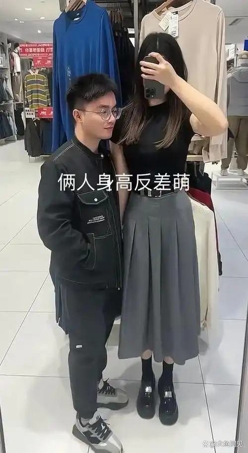 男生,身高1米58,女生则是1米72的高挑身姿,他们的身高差距,在人群中