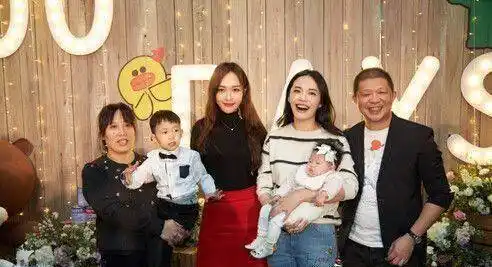 唐嫣网上秀金戒指,看到小孩子感动到哭,罗晋还不赶紧求婚_一家人_事情