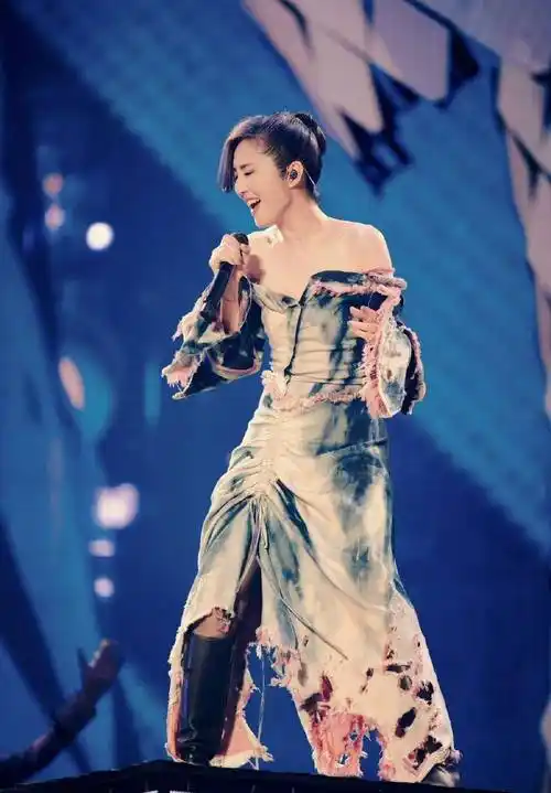 搜狐娱乐讯 7月24日,杨千嬅演唱会主办方发表声明,表示杨千嬅在深圳站