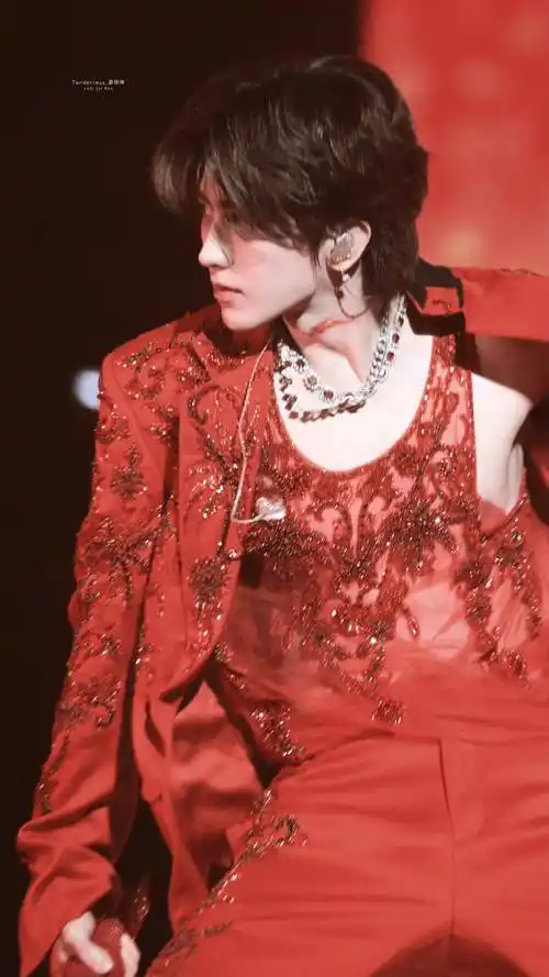 蔡徐坤昔日照片被扒,竟然有六块腹肌,难怪这么多女粉不放弃_演唱会