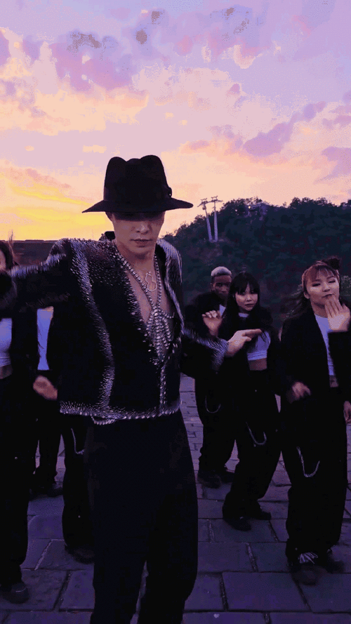 张艺兴果然是个"舞蹈机器"每一个动作都精准到位,充满力量和节奏感.