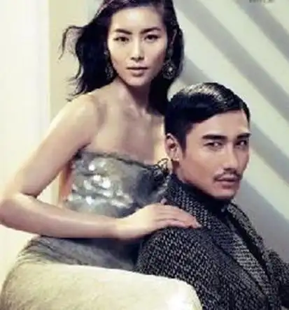 【图】刘雯胡兵同台出席活动现场 潇洒亮相尽显霸道气场